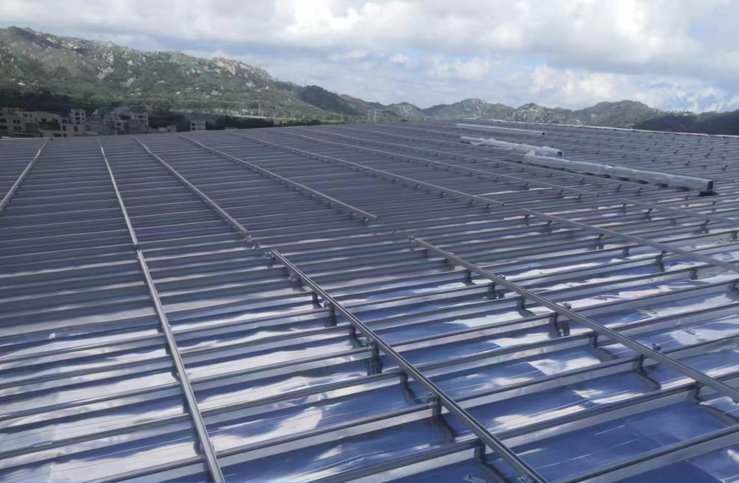 Sistema solar de suporte de trilho de telhado de metal de 15,5 KW-Tin