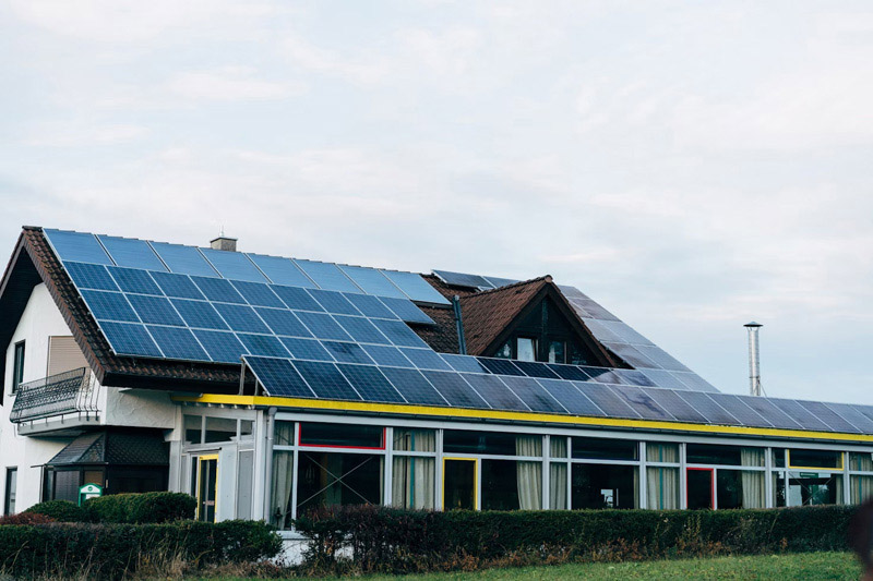 Suíça acelera expansão da energia solar com projetos alpinos inovadores
